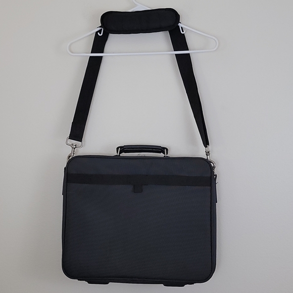 Targus Black Briefcase 16"X13"X4" - Picture 12 of 16